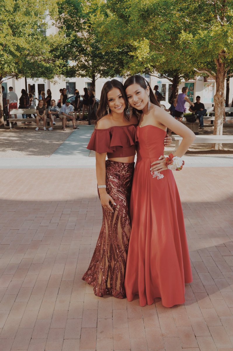 juliannaruby_'s tweet photo. prom with my best girls🌹🌼🦋🌷 https://t.co/BOMdP5lcAL