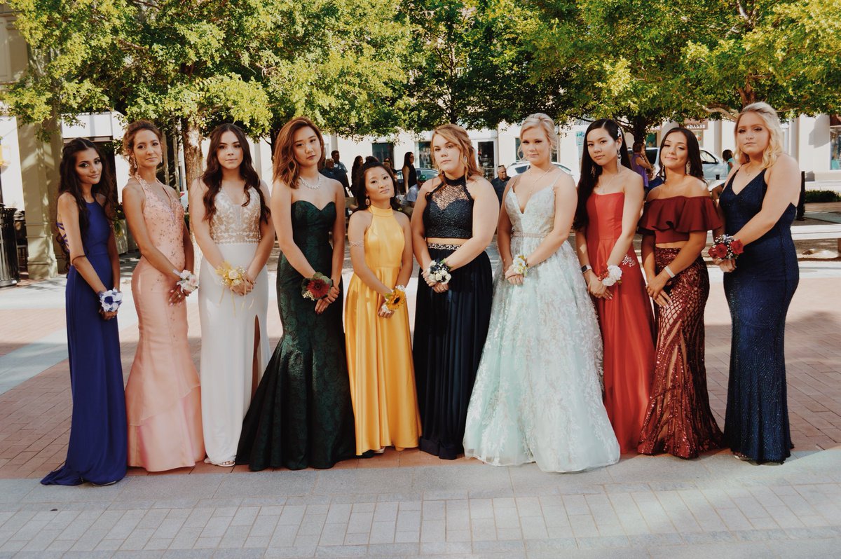 juliannaruby_'s tweet photo. prom with my best girls🌹🌼🦋🌷 https://t.co/BOMdP5lcAL