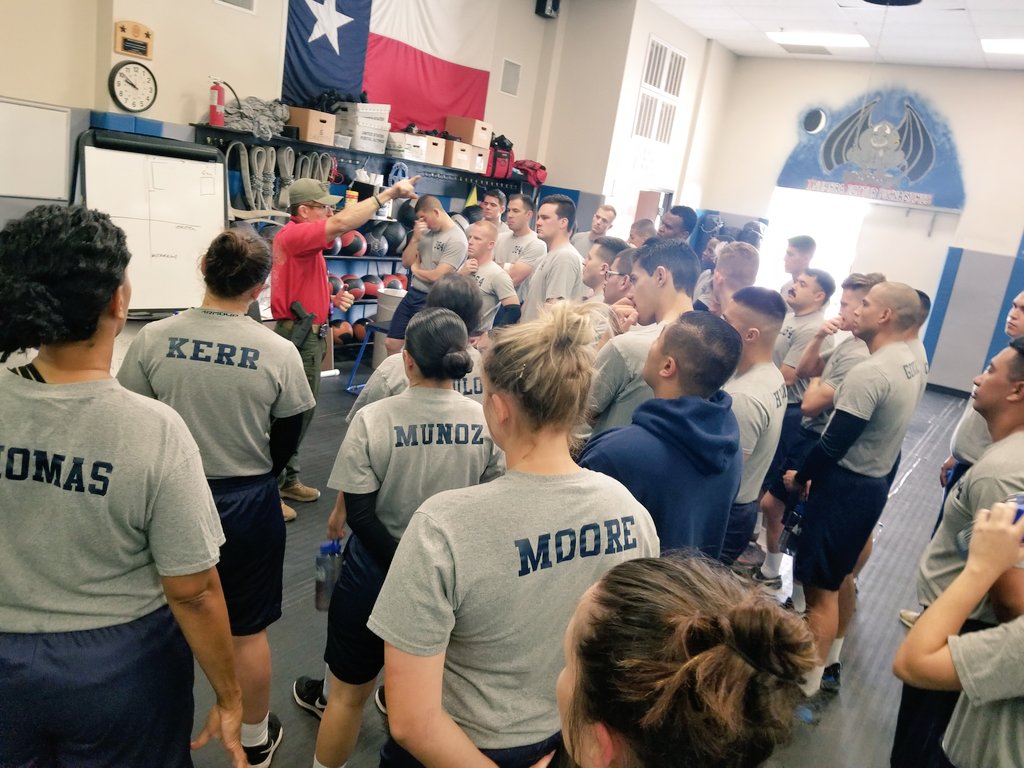 DPDAcademy's tweet photo. #DPDClass364 getting ready for a PT session with Sr. Cpl Parrot. #IsItInYou #trainingthebest #DefendDallas https://t.co/0or1Zmfiae