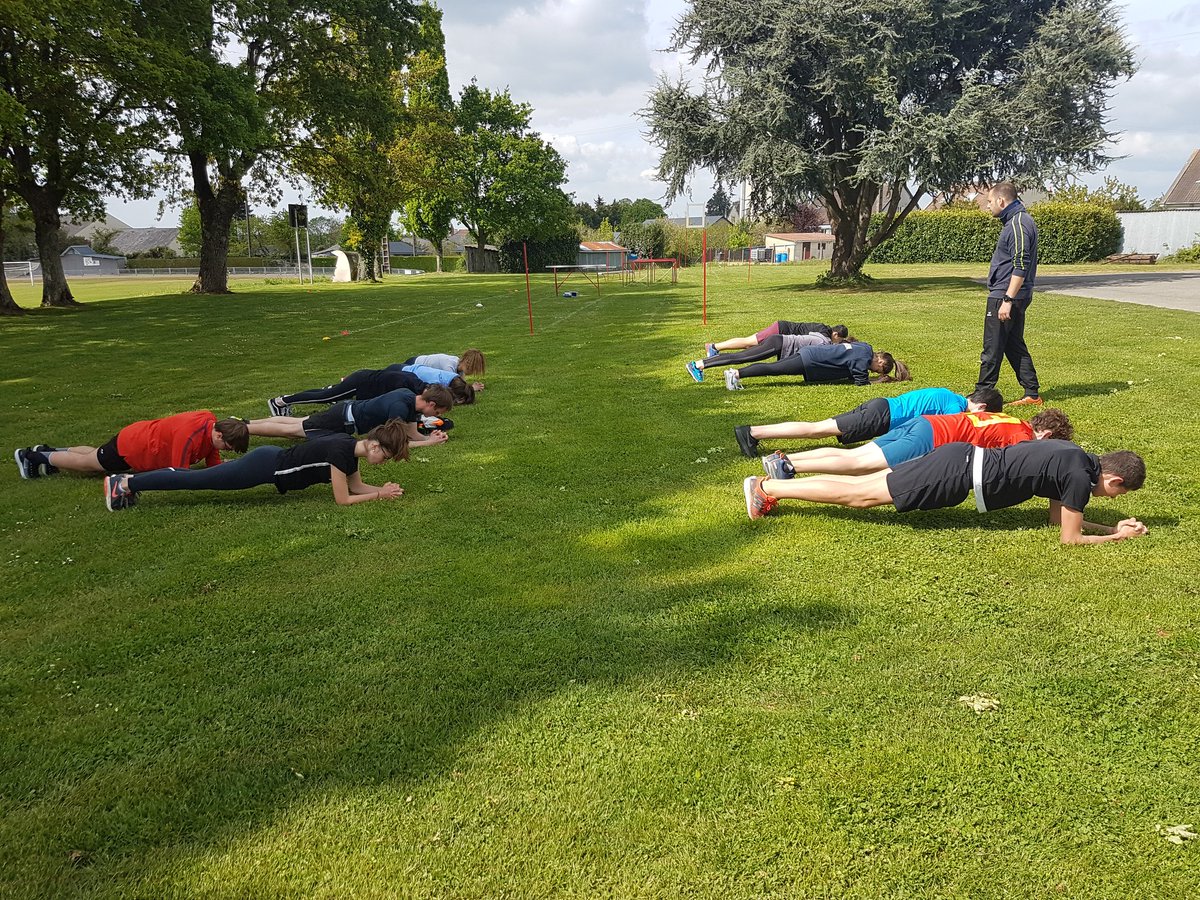 CadetsSecCivCos's tweet photo. Aujourd'hui c'est entrainement sportif pour les @CadetsSecCivCos de @l_oriette. Killy, gainage, pompe, Luc léger sont au programme des tests des sapeurs pompiers du @sdis53 @clangouet2017 @lamayenne @acnantes https://t.co/vzy6HRV7dW