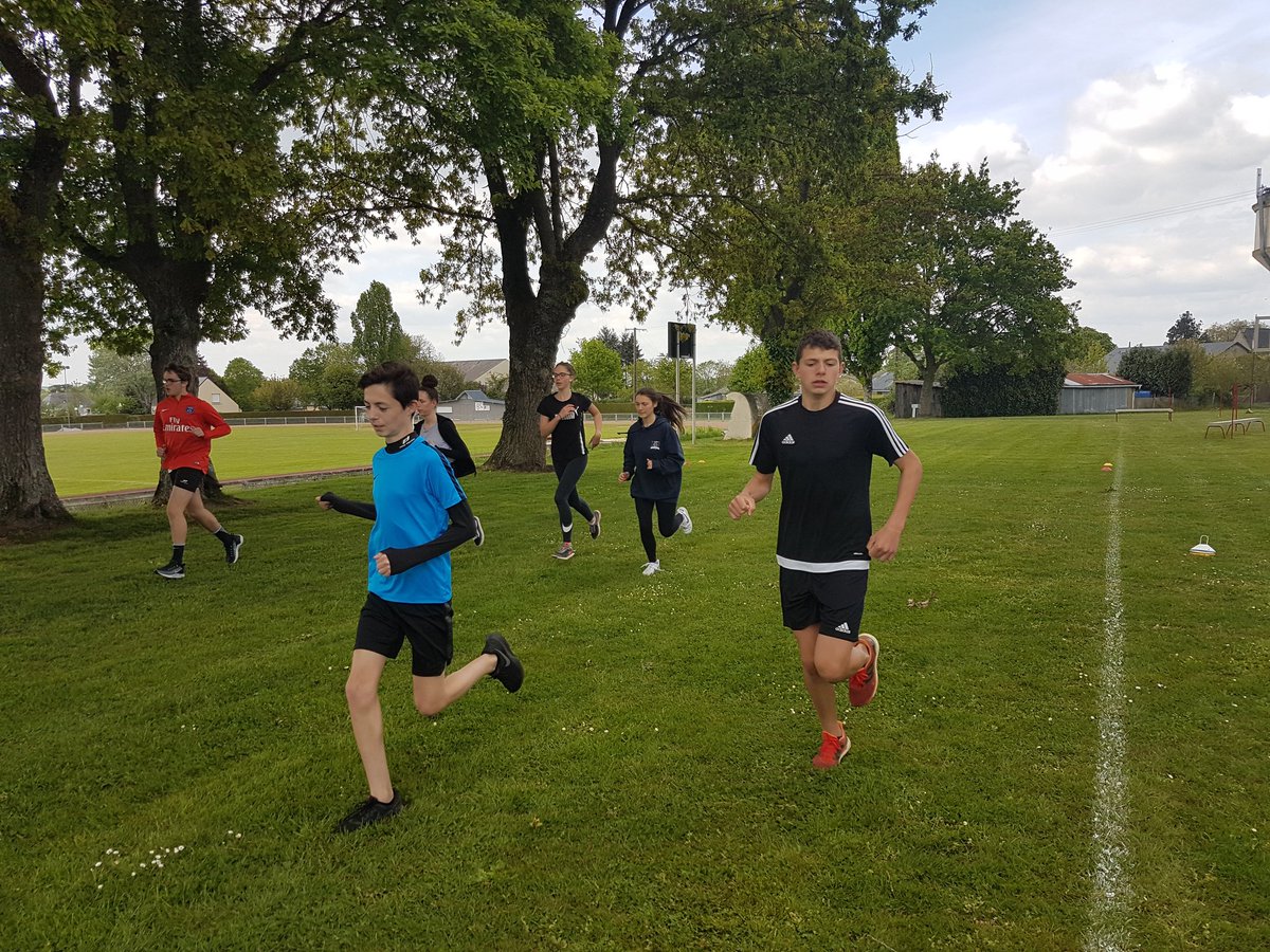 CadetsSecCivCos's tweet photo. Aujourd'hui c'est entrainement sportif pour les @CadetsSecCivCos de @l_oriette. Killy, gainage, pompe, Luc léger sont au programme des tests des sapeurs pompiers du @sdis53 @clangouet2017 @lamayenne @acnantes https://t.co/vzy6HRV7dW