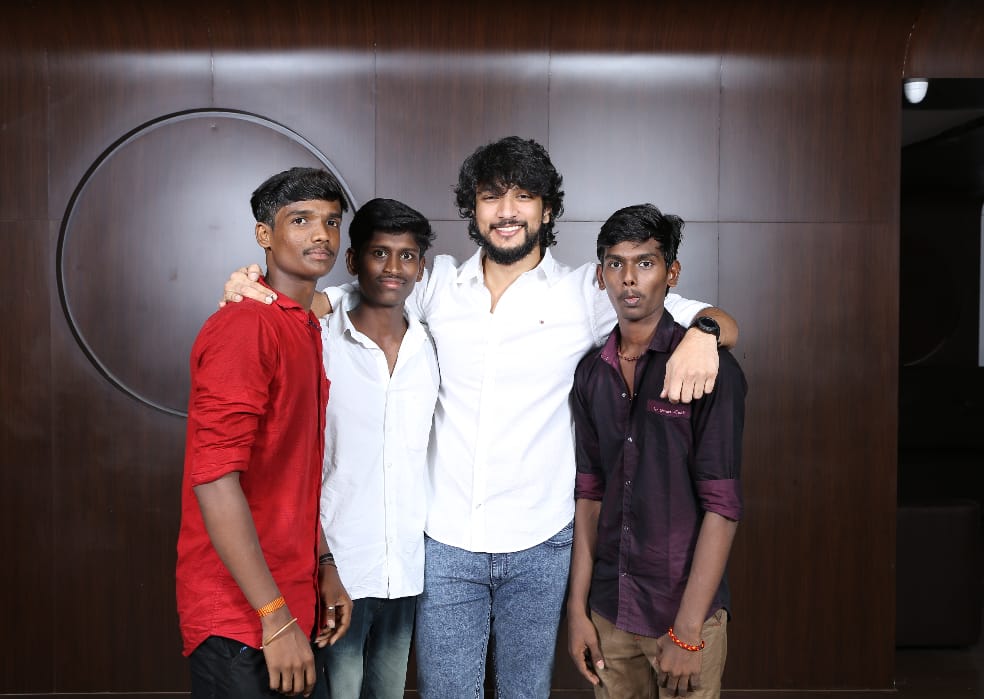 GKFC_Madurai's tweet photo. @Gautham_Karthik anna photoshoot with #virudhunagar fans 
#Devarattam #DevarattamFromMay1 #DevarattamCountdown @GauthamFanss @gautham_fans @Theni_Gopi https://t.co/KjTflifOLs