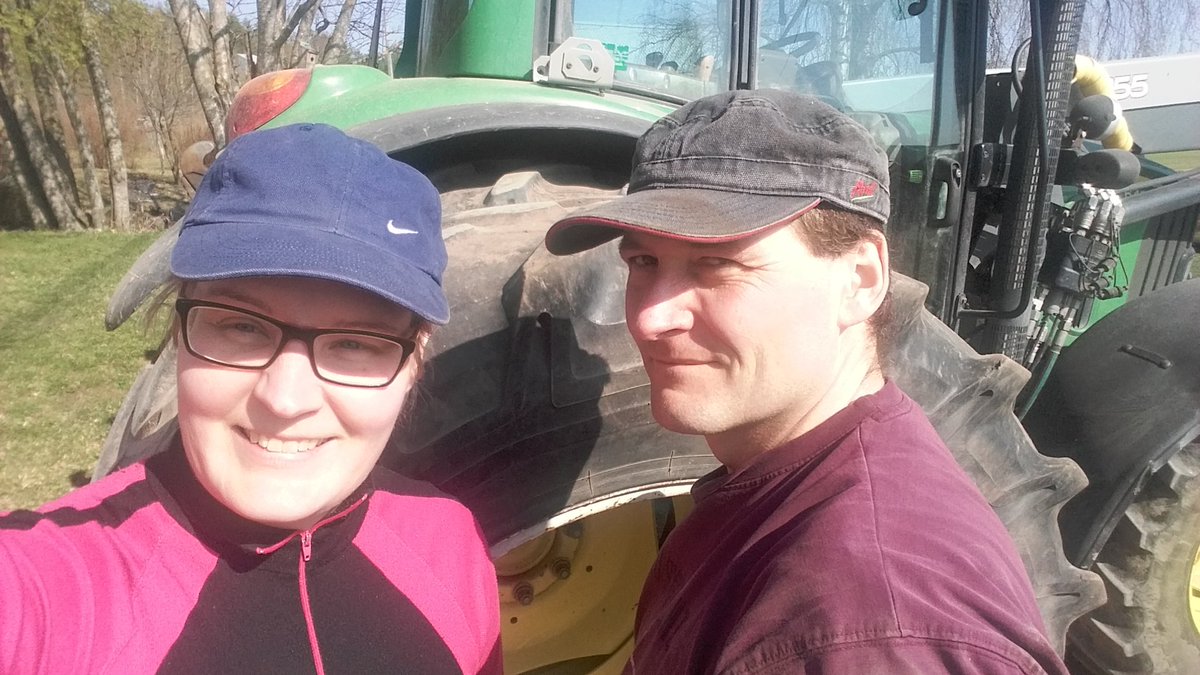 VuokkoKraatari's tweet photo. Pariskunta pani paripyörät paikalleen. #kevät #kylvötyöt #perunaa #ohraa #nurmea #hymyilyttää https://t.co/UQyoKqfueS