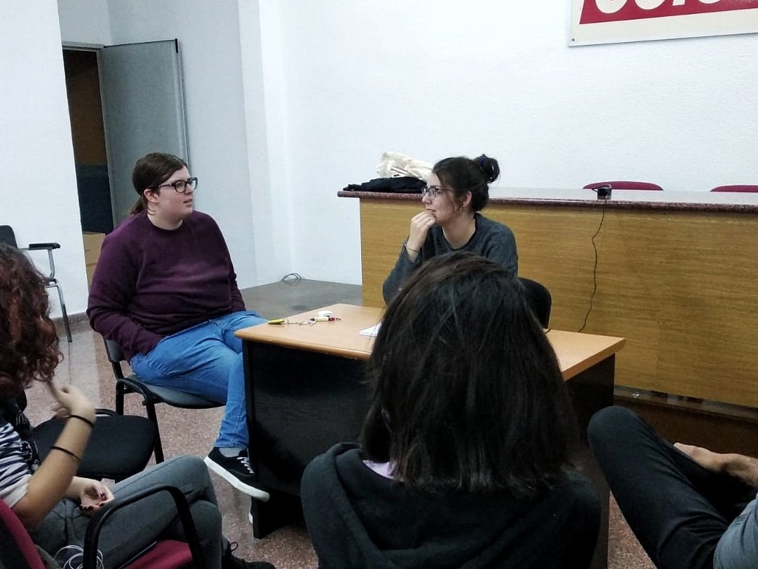 MeliadesElche's tweet photo. 👩🏻‍🏫 Foto de la formación del pasado viernes sobre feminismo de clase y abolicionista.

Ahora más que nunca necesitamos un feminismo realmente combativo y la formación es muy necesaria para la lucha.

¡Por un feminismo de clase y combativo! 💥

#feminismodeclase #abolicionismo #elx https://t.co/qFk9MGPxgX