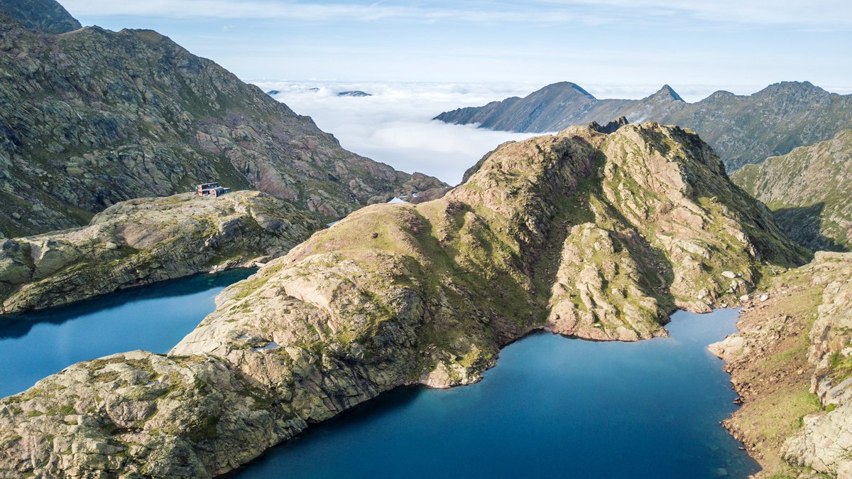 ffcam_fr's tweet photo. Cet été, le refuge de l’étang Fourcat vous propose son panorama à couper le souffle, venez le découvrir !
#fourcat #etang #refuges #espritclubalpin #ffcam https://t.co/nXrV88PW2v