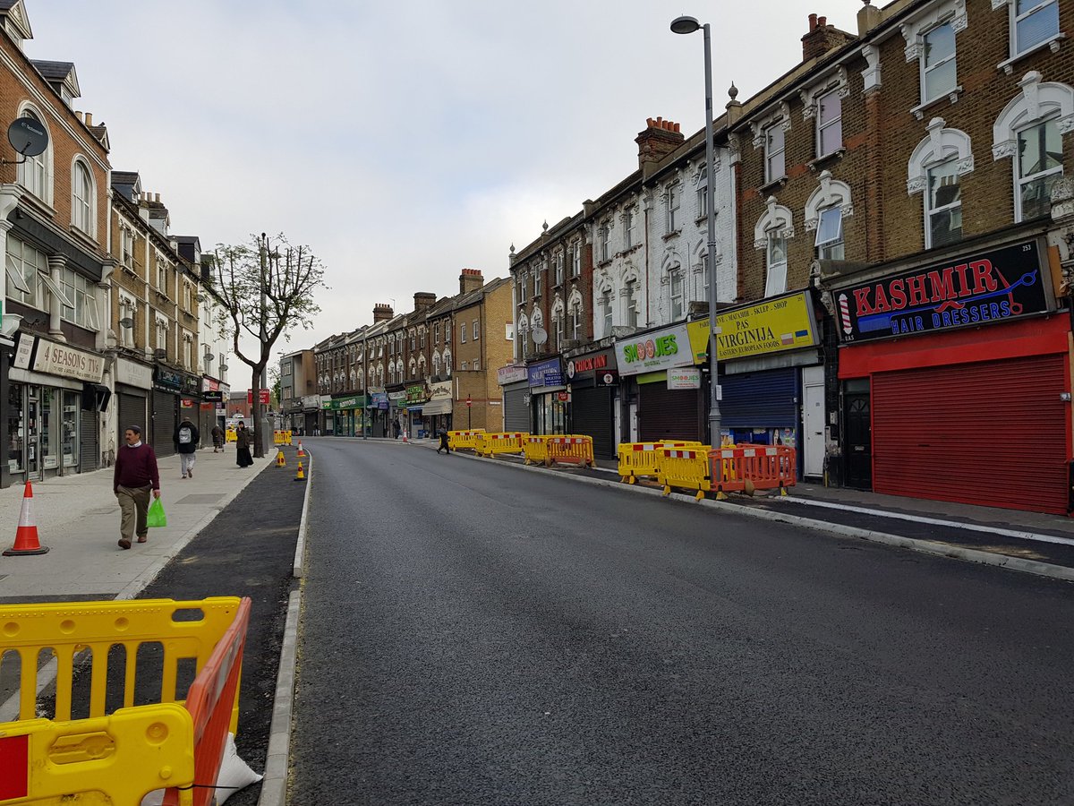 Labourstone's tweet photo. Progress update on further @wfcouncil #segregated #cycletrack along #HoeStE17 between #QueensRd #OrfordRd Junc. and #StationApproachE17 @WeSupportWFMH @london_cycling @willnorman https://t.co/Dj3PeBef9k