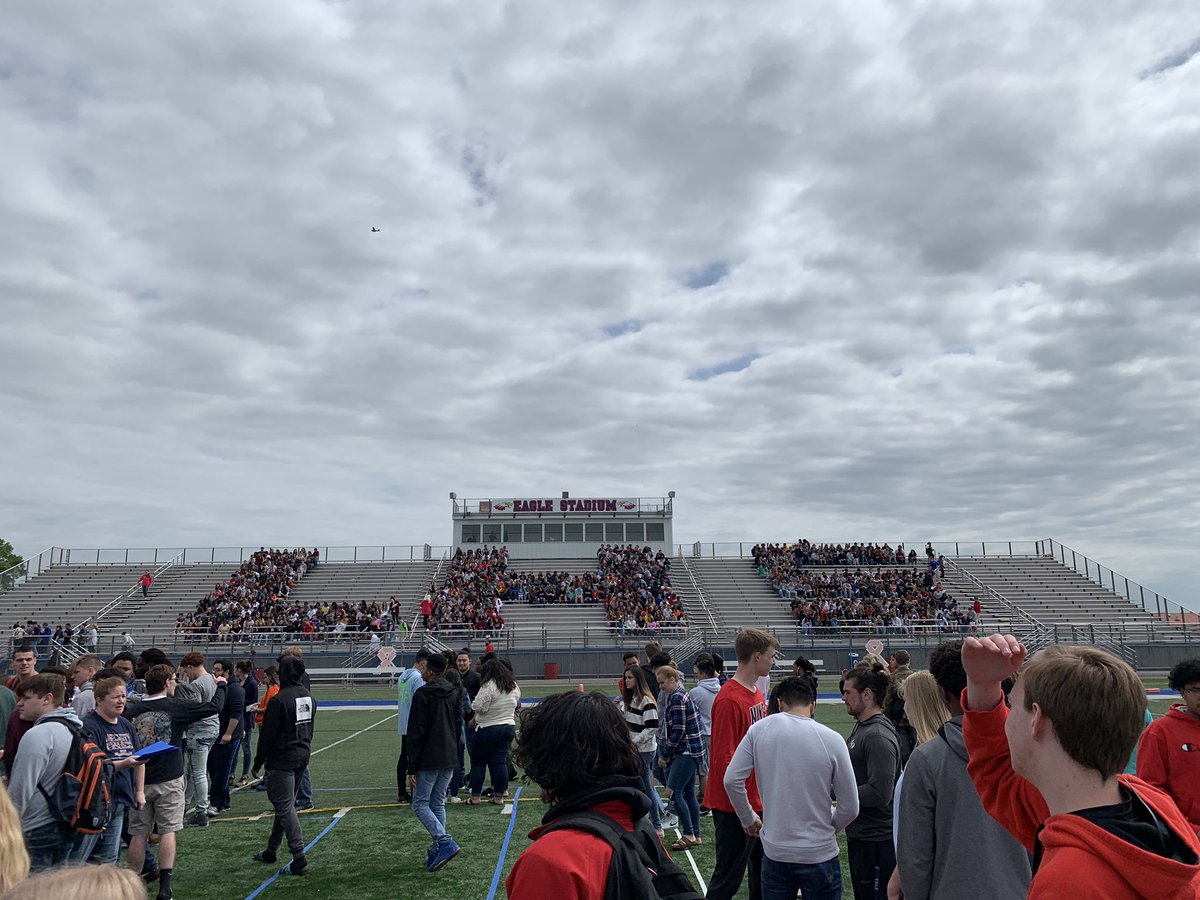 classof19_lhs's tweet photo. Wooo last part of the video is done!! https://t.co/ciW5ropIvp