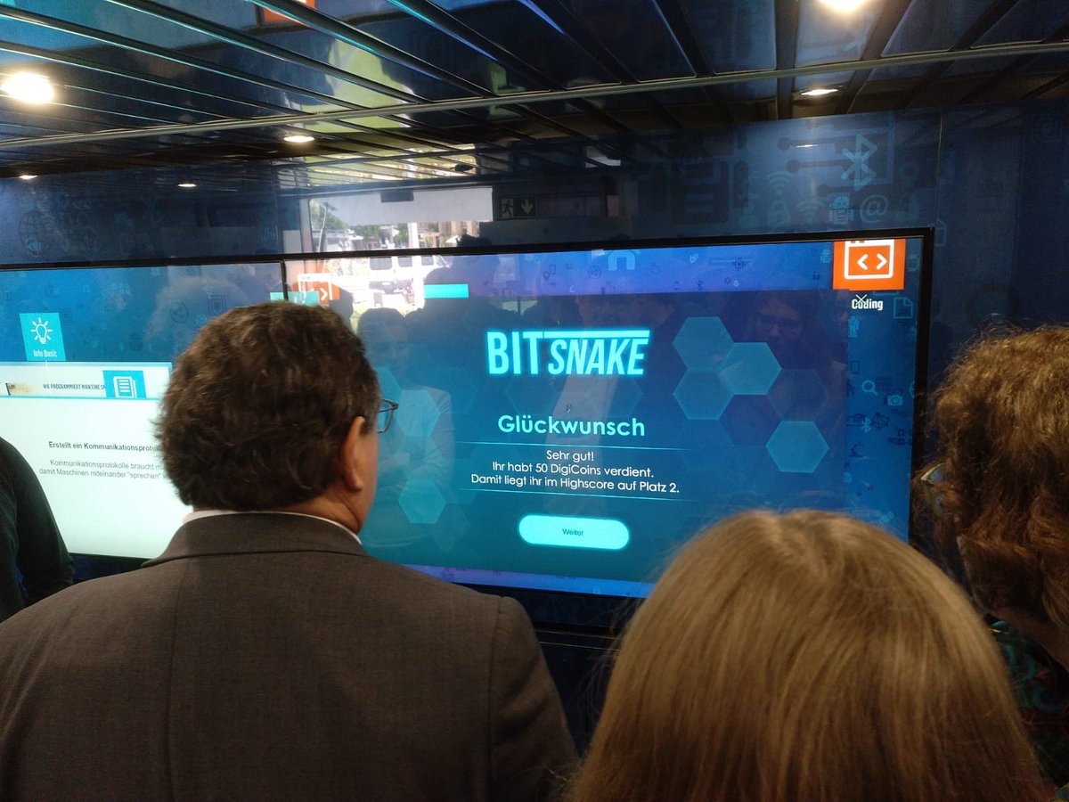 IjsfonteinD's tweet photo. Heute wurde in @stuttgart_stadt der #ExpeditionD Truck eröffnet. Er fährt durch #BaWü &amp; informiert Schulklassen über #Digitalisierung.
Wir entwickelten dafür #BitSnake, ein #SeriousGame zum Thema #Blockchain. | Mit @bwstiftung @Suedwestmetall @Bundesagentur @expedition_digi https://t.co/m8Ha1KruUa