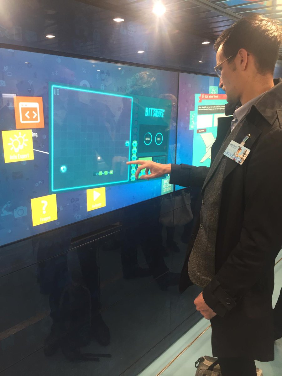 IjsfonteinD's tweet photo. Heute wurde in @stuttgart_stadt der #ExpeditionD Truck eröffnet. Er fährt durch #BaWü &amp; informiert Schulklassen über #Digitalisierung.
Wir entwickelten dafür #BitSnake, ein #SeriousGame zum Thema #Blockchain. | Mit @bwstiftung @Suedwestmetall @Bundesagentur @expedition_digi https://t.co/m8Ha1KruUa