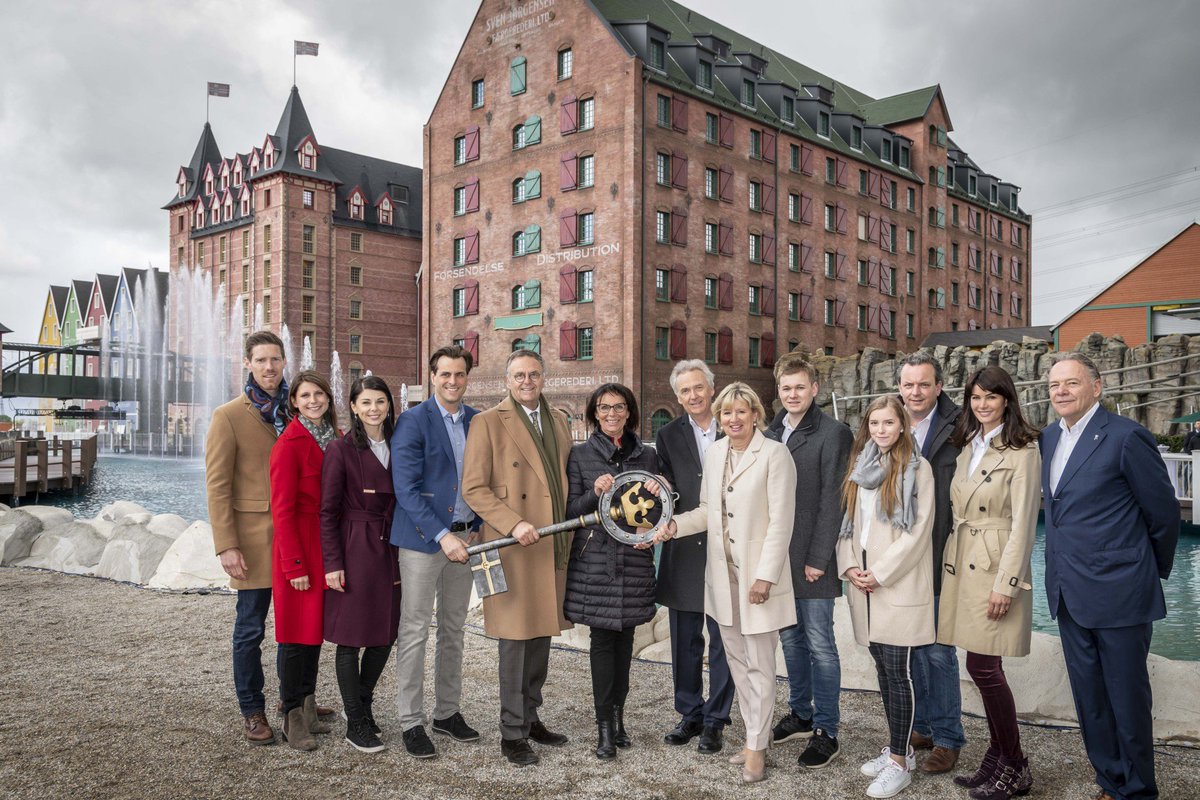 europa_park's tweet photo. Der Eigentümerfamilie Mack wurden gestern die Schlüssel 🗝 unseres neuen Museumshotels #Krønasår feierlich übergeben! 😍 

@rulantica #Rulantica #EuropaPark #HotelKrønasår https://t.co/T1CHjaNnX8