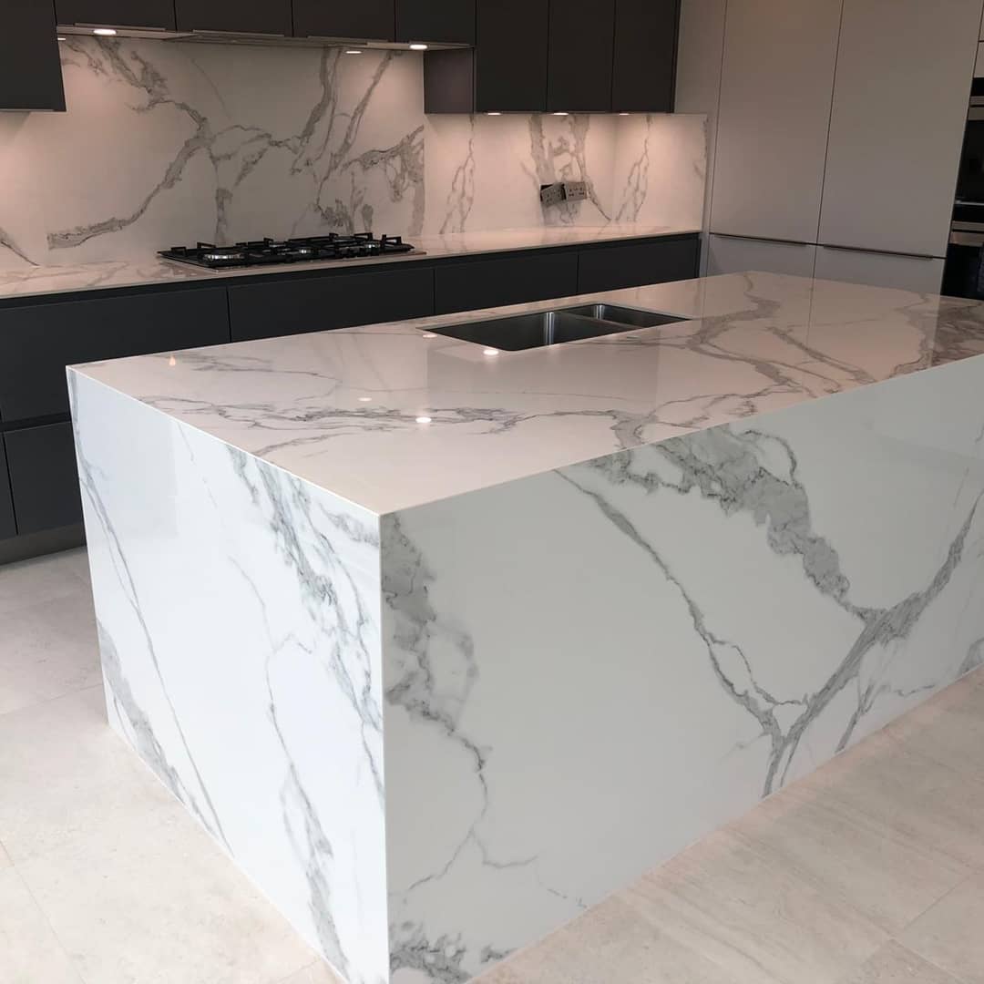 ItaliaStone's tweet photo. Last week we finished installing this stunning island with matching run and splashback. This material is a ceramic surface called Ceralsio, colour is Statuario in a 12mm thickness
#ceramicsurface #modernhomes #modernkitchen #kitchendesign #kitcheninspo #marble #kitchenisland https://t.co/XwdIpOVSy3