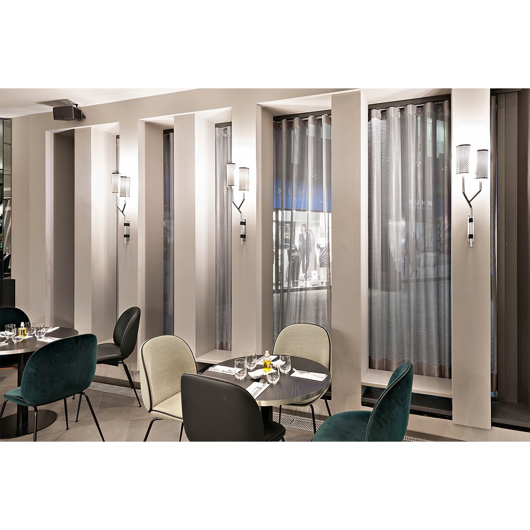 The Brasserie Les Deux in Munich: Our product Alu Net offers optimal glare and heat protection and nevertheless allows an undisturbed view outside. 
Concept by YAY Architects, Fischer und Kurzlechner Architekten
Photo byEdzard Probst Fotografie + Composing