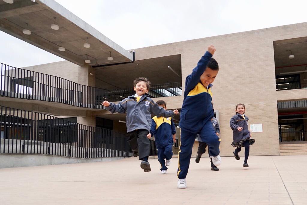 adrymaxcyclak's tweet photo. Esta es la verdadera transformación, #LaRevoluciónDeLosColegios del alcalde @EnriquePenalosa y @Educacionbogota Hoy inauguramos oficialmente el colegio Rogelio Salmona en alianza con @Mineducacion y @FondoFFIE Ambientes maravillosos para 1620 estudiantes. @Cerocarreta https://t.co/4KSt9IT5yU