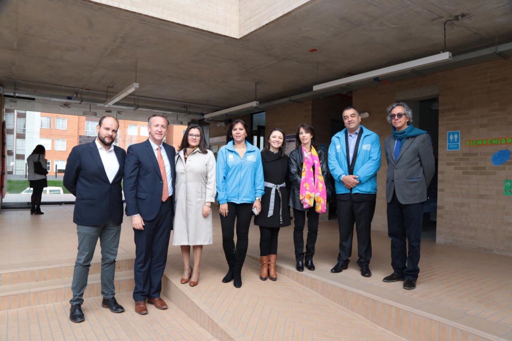 adrymaxcyclak's tweet photo. Esta es la verdadera transformación, #LaRevoluciónDeLosColegios del alcalde @EnriquePenalosa y @Educacionbogota Hoy inauguramos oficialmente el colegio Rogelio Salmona en alianza con @Mineducacion y @FondoFFIE Ambientes maravillosos para 1620 estudiantes. @Cerocarreta https://t.co/4KSt9IT5yU