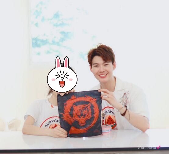 ZPSL19's tweet photo. thx @7_xuejiao_l for giving our scarf to 🐯 @perthppe.now the two scarves are both in Perth and @Saint_sup's hands，we are so proud of it. Chinese fans will always love u and support u. PS forever！
#เพิร์ธเซ้นต์รักกันมากนะชิปไหวหรอ https://t.co/X2O4yPmnI8