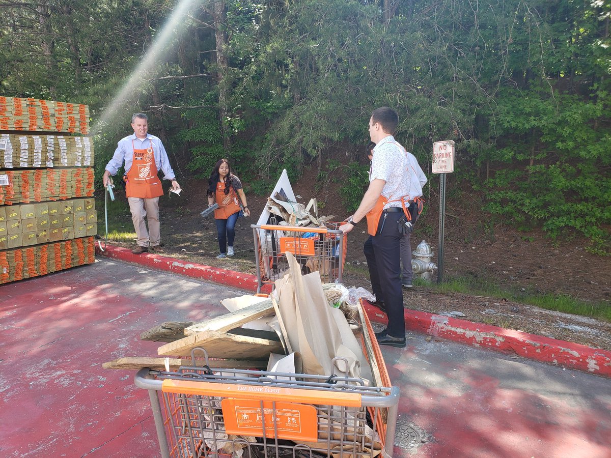 TaraMailliez's tweet image. 👀Walking the Perimeter
 as a TEAM @ #0134 🧡
#GutCheck❗ #StoreStandards 💯