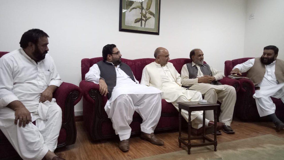 QWP_PK's tweet photo. احمد نواز خان کی سربراہی میں میرپور اور کاکول کے عمائدین کمشنر ہزارہ ظہیر السلام سے ملاقات کر رہے ہیں۔ وفد میں ناظم قیصر علی خان نائب ناظم رضا خان ودیگر شریک ,ایکوائر اراضی سمیت دیگر علاقائی مسائل پر گفتگو
@ahmednawazkhan 
#QWP_Hazara https://t.co/PA07ZYLRnk