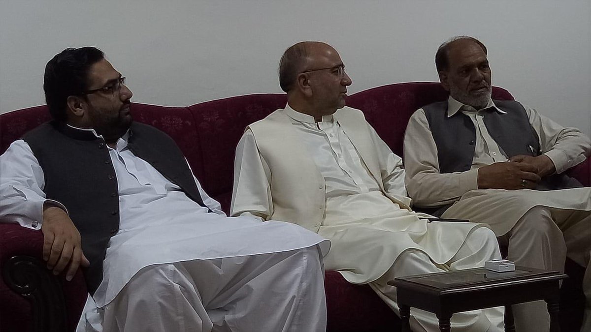 QWP_PK's tweet photo. احمد نواز خان کی سربراہی میں میرپور اور کاکول کے عمائدین کمشنر ہزارہ ظہیر السلام سے ملاقات کر رہے ہیں۔ وفد میں ناظم قیصر علی خان نائب ناظم رضا خان ودیگر شریک ,ایکوائر اراضی سمیت دیگر علاقائی مسائل پر گفتگو
@ahmednawazkhan 
#QWP_Hazara https://t.co/PA07ZYLRnk