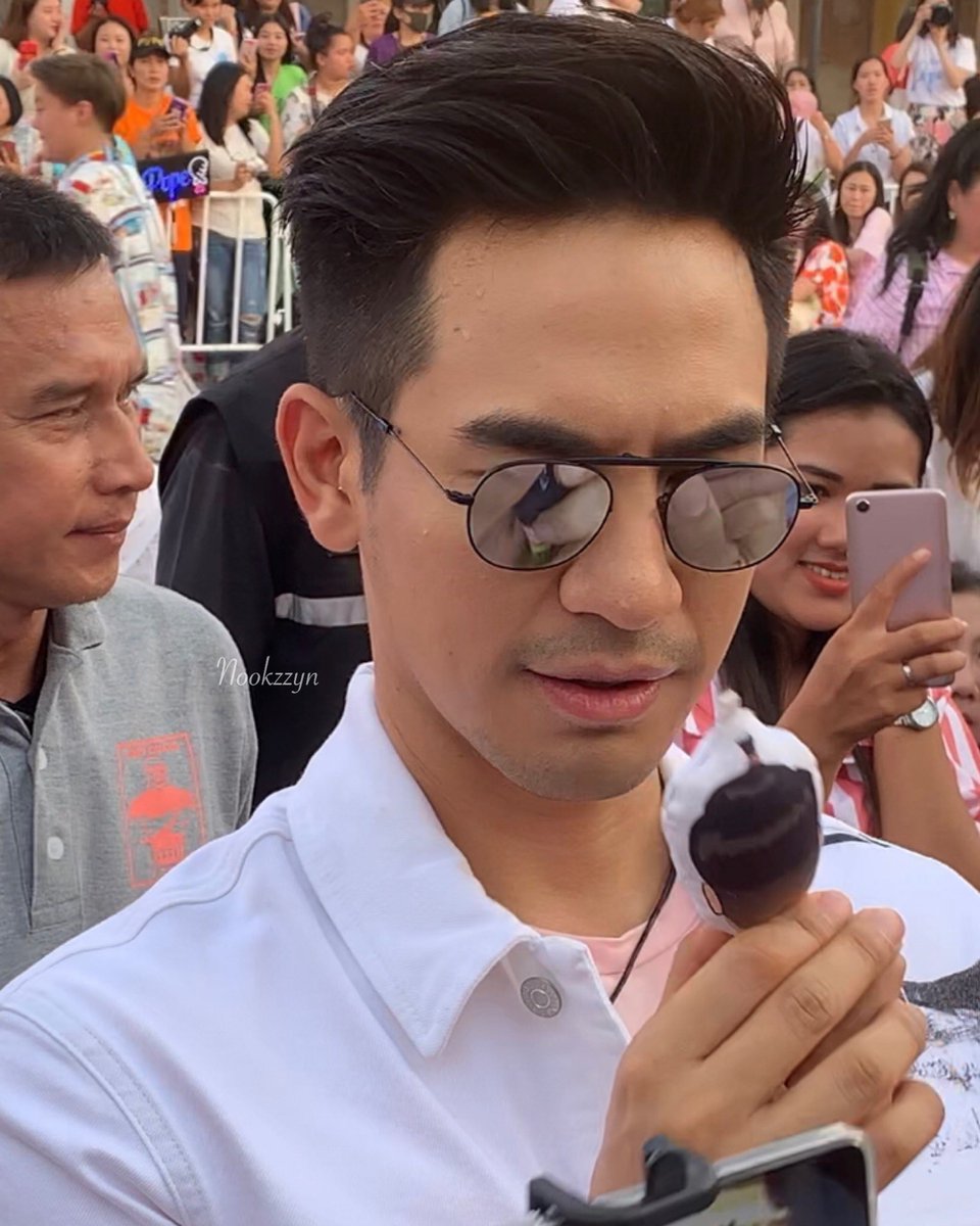 nongnnn123's tweet photo. มีติ่งเอาตุ๊กตารูปพี่โป๊ป #popezaap ผูกหนังกะติ้กมาให้จุ๊ฟ  พี่ก็มองนี่ใครหว่า แต่พี่ก็ใจดีจุ๊ฟให้ทีหนึ่ง น่ารัก จริงๆเมนของติ่ง #โป๊ปธนวรรธน์ https://t.co/hNnMyFYhMT