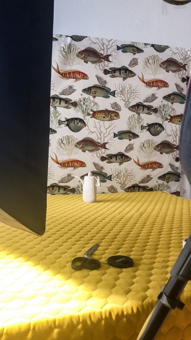 📝 📸 Cuando preparamos un shooting  intentamos tener todo bastante organizado.  Aunque hacemos bocetos, en el set descubrimos nuevas posibilidades y en la improvisación encontramos algunas soluciones. Esta imagen por ejemplo iba a tener el suelo amarillo y terminó siendo rojo.