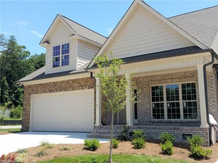 NextHomeRP's tweet image. Jordan Creek boasts an excellent location in the Jamestown/Sedgefield area. Convenient to many of the areas major roads, highways, and interstates, you can beat many of your favorite shops, stores, and restaurants in minutes.
Learn more here: nexthomeinthetriad.com/active-adult-c…