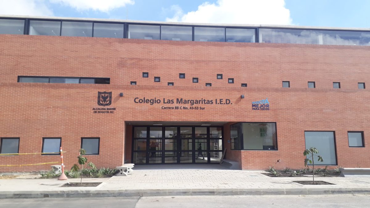 FondoFFIE's tweet photo. Hoy le entregamos a la Comunidad Educativa de la IE Las Margaritas, en Bogotá, sus nuevas instalaciones. Esta obra beneficiará a más de 550 estudiantes de la ciudad, con la construcción de 16 aulas, laboratorio integrado, salón polivalente, biblioteca y sala de tecnología. https://t.co/7Pu1u3W7iP