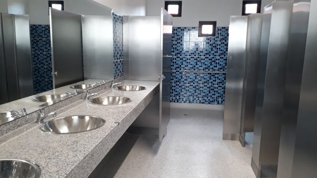 FondoFFIE's tweet photo. Hoy le entregamos a la Comunidad Educativa de la IE Las Margaritas, en Bogotá, sus nuevas instalaciones. Esta obra beneficiará a más de 550 estudiantes de la ciudad, con la construcción de 16 aulas, laboratorio integrado, salón polivalente, biblioteca y sala de tecnología. https://t.co/7Pu1u3W7iP