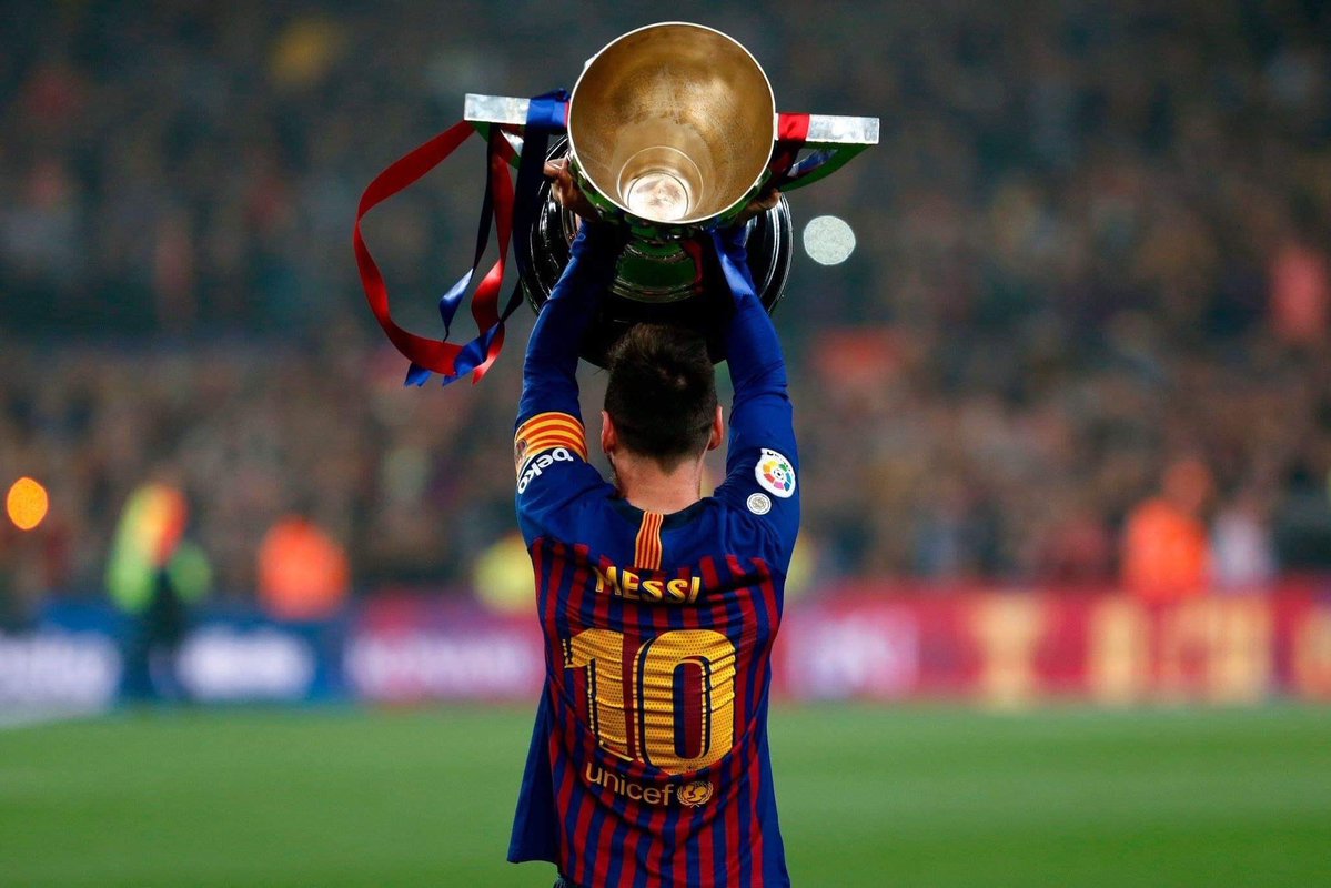 Footballtweet's tweet photo. When Messi made his debut in 2004:

1⃣ Real Madrid: 72 trophies
2⃣ Barcelona: 61 trophies

15 years later:

1⃣ Barcelona: 95 trophies 
2⃣ Real Madrid: 92 trophies https://t.co/biRchlfoQI