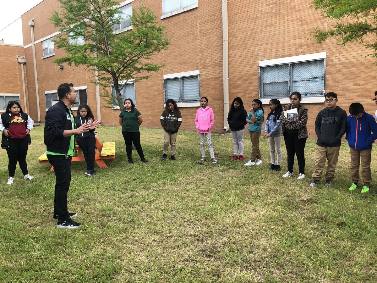 MrGutierrez5's tweet photo. 🎓 Science STAAR Power Time debrief with Mr.Cervantes @HBGonzalezES #hbg_senators #borntokick #livetoscore #buildingscholars #superspruce #dallasschools https://t.co/brwUQcWEP9