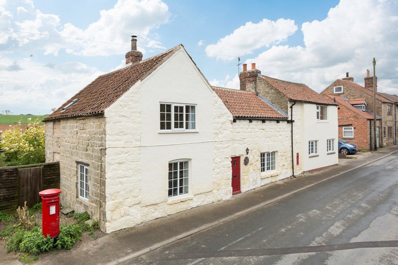 Blenkinandco's tweet image. A village house of great character and integrity, with a south facing garden, garage, outbuildings and magnificent views to the rising hills of the Yorkshire Wolds bit.ly/2W8UwFa #TheOldPostOffice #Leavening #Malton #York #YorkAgent #Wolds #Hockneycountry