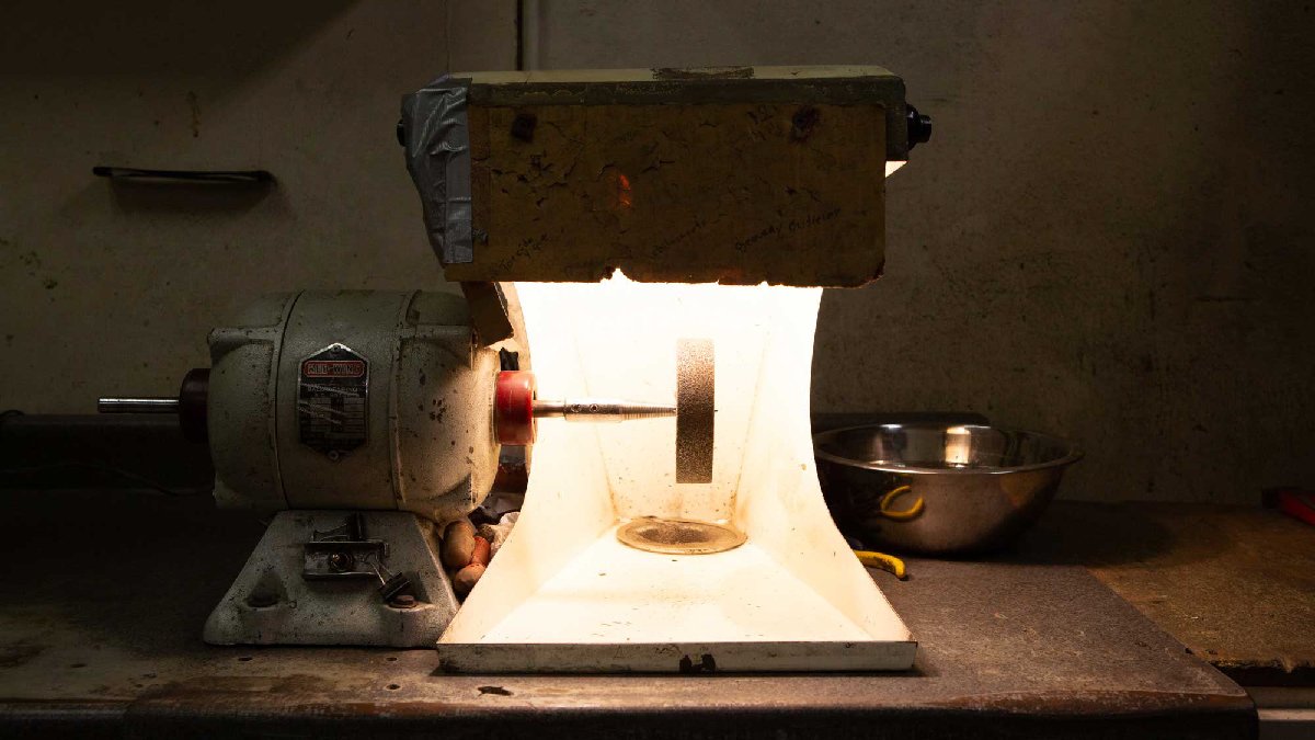 Behind the scenes : a polishing wheel at our jewelers studio. Your pendants and rings are all polished at this very spot. Beautiful things come from such humble origins 🙏