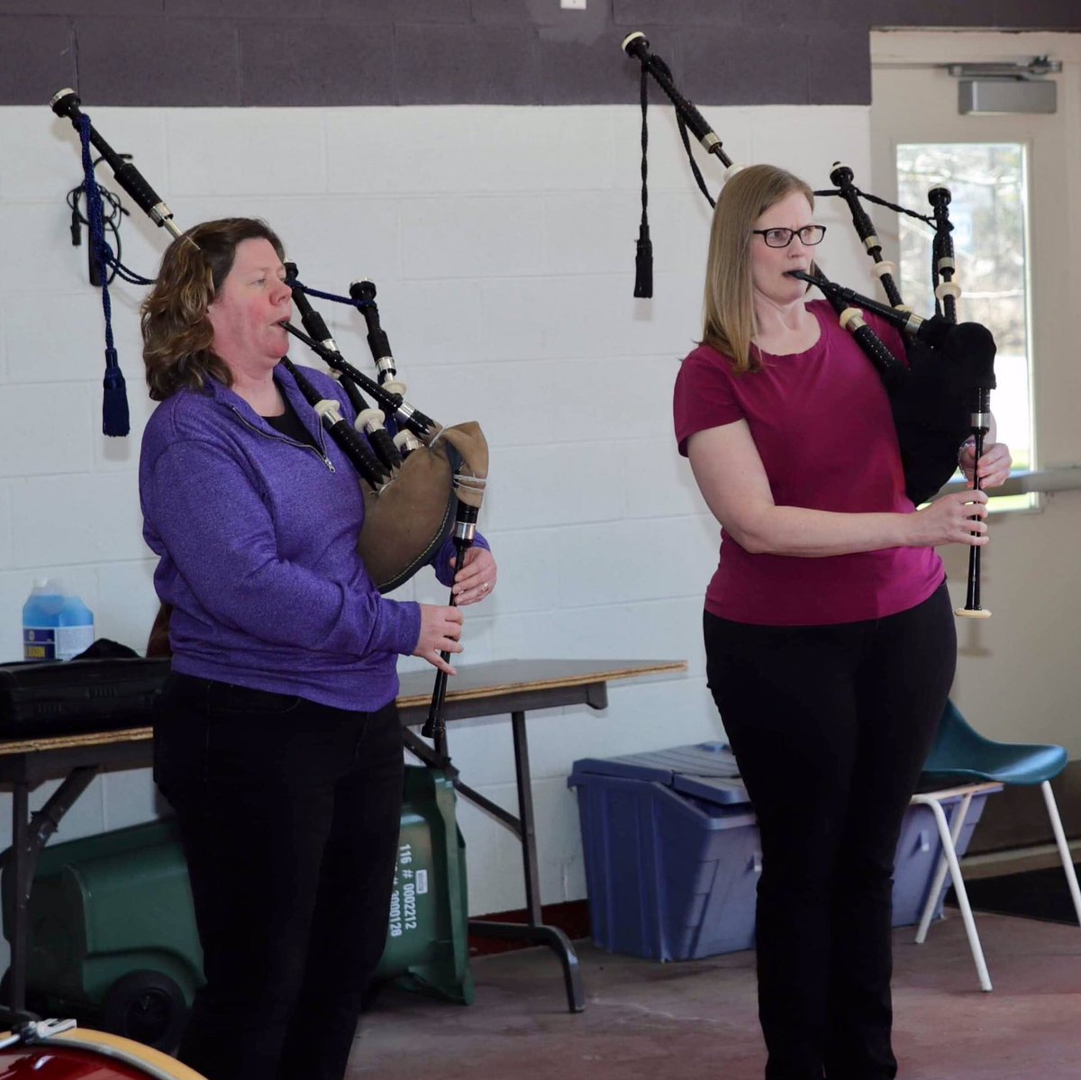 Piperchick's tweet photo. It is so nice to be playing with this bunch again. Milton Fire Pipes and Drums is a new band playing in Grade 4 in the PPBSO. #pipersLife #piperchick #bagpipes #pipers #inthecircle #pipebandseason https://t.co/JUktN7y3c2