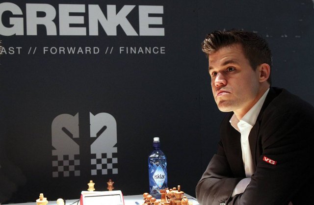 Increíble la exhibición de <a href="/MagnusCarlsen/">Magnus Carlsen</a> en el #GRENKEChessClassic con 7,5 puntos de 9. Gana el torneo con 1,5 puntos sobre el segundo clasificado.

En la última ronda, con el torneo ya ganado, y solo por tocar los.., le gana al número 6 del mundo MVL. Por placer 😂😂

Increíble