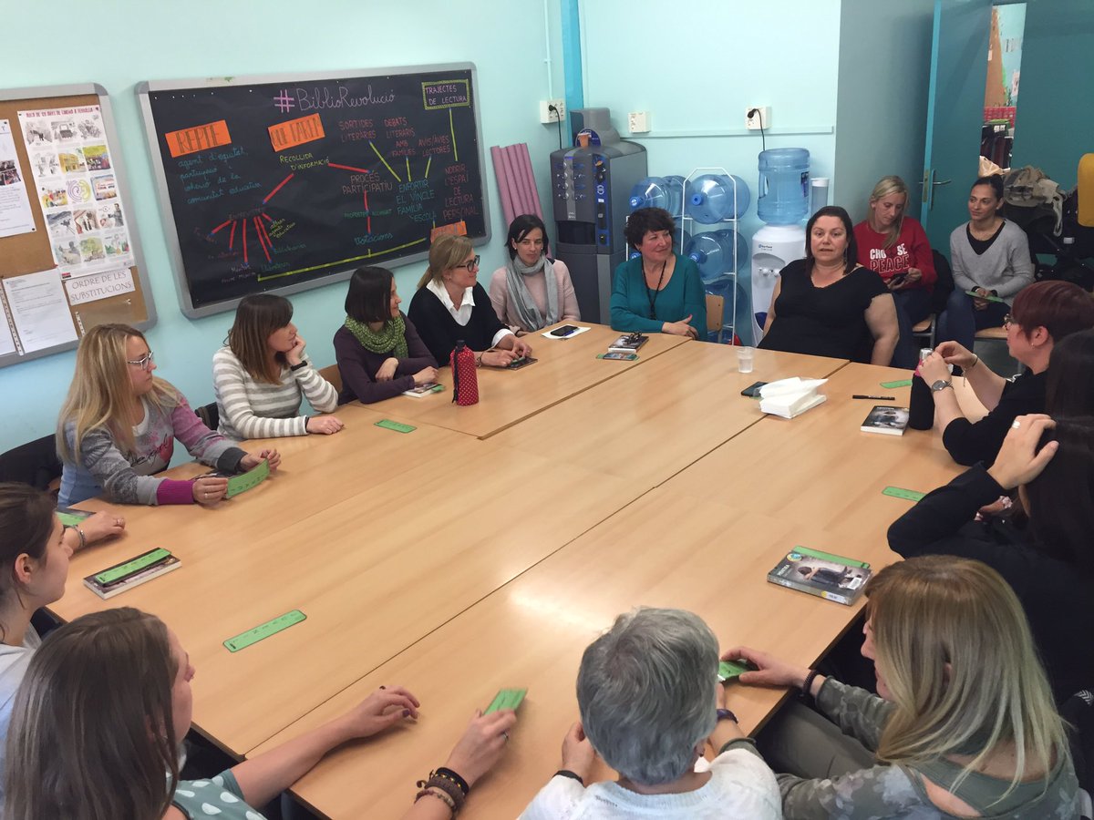 Cesc_Aldea's tweet photo. Molta emoció i afluència per parlar de “Mentida” de @CareSantos dins del marc dels nostres #trajectesdelectura. Quina delícia de conversa, de famílies, d’ex-alumnes i de mestres. Moltíssimes gràcies, Care per venir! També Marta Martí, per apadrinar el aquest trajecte juvenil. https://t.co/WWFZF5GF97