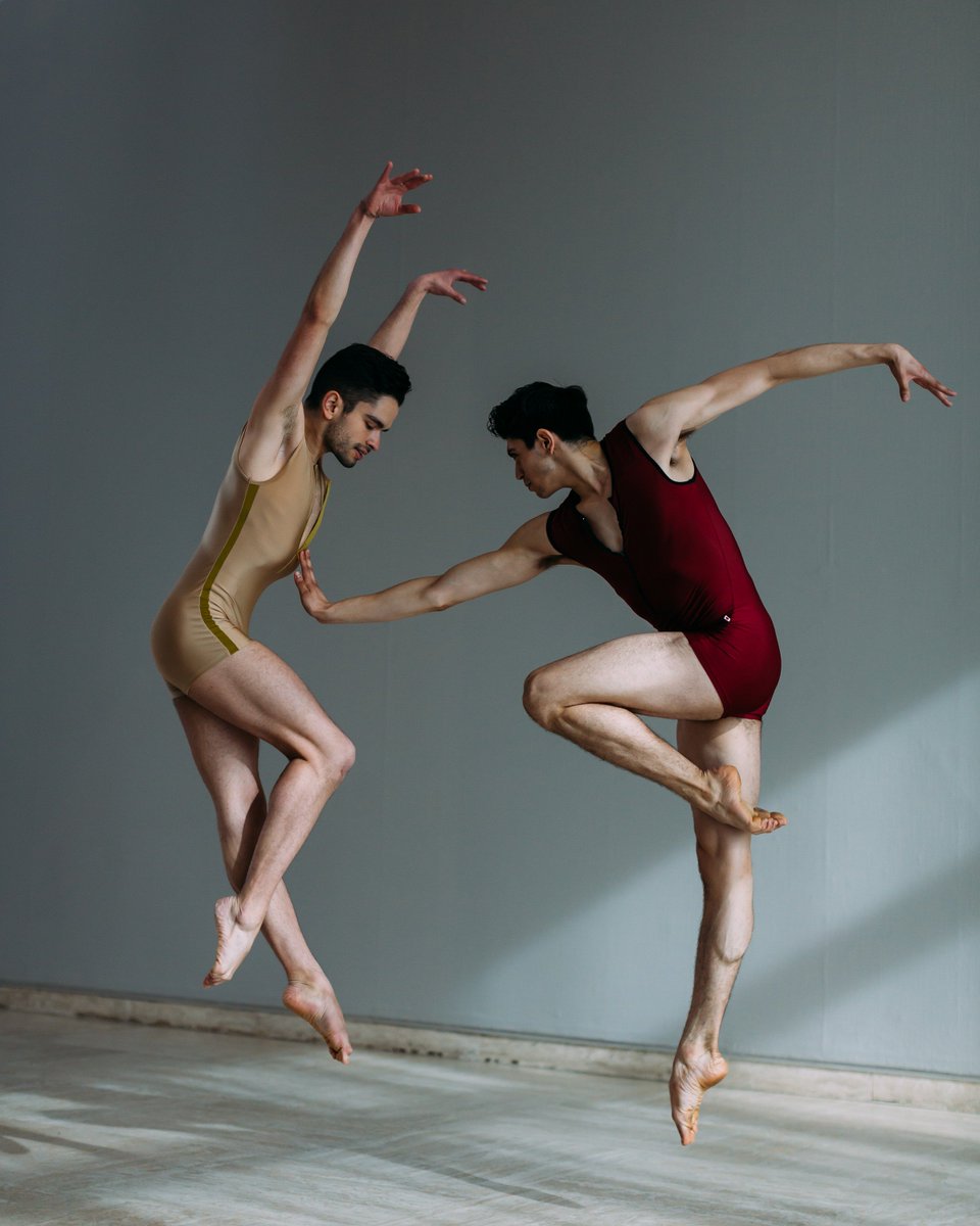 joffreyballet's tweet photo. A little something special (in multiple posts today!) for #InternationalDanceDay. See how our dancers filled the space at the @artinstitutechi. #CamerasAndDancers

Images: 1) @SoltanShahr  2) @nickcrvwford  3) @garethpon  4) @anjalipinto https://t.co/0QAvQlsgQ7