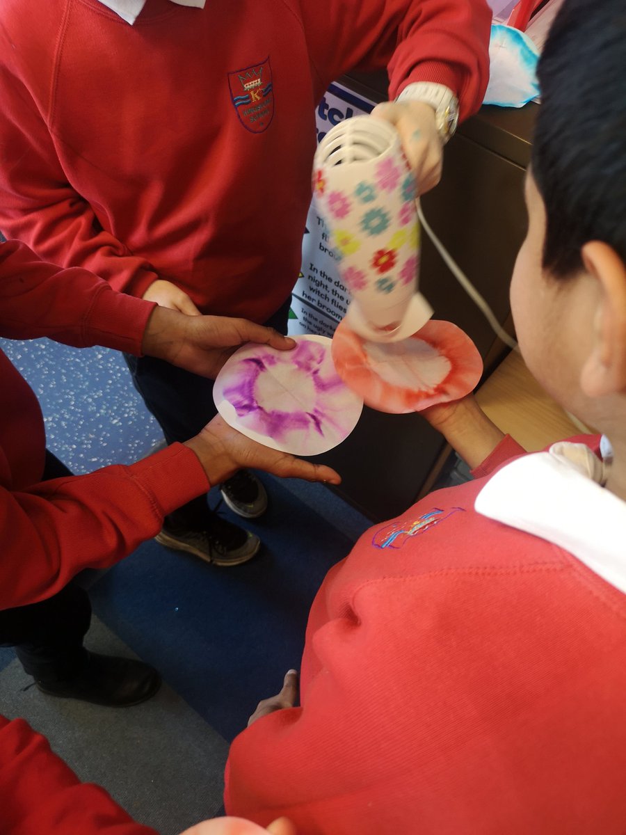 HHAcadScience's tweet photo. 💐 More chromatography flowers 💐 #primaryscience #separatingtechniques #chromatography #cfescience https://t.co/vTMZz7tquL
