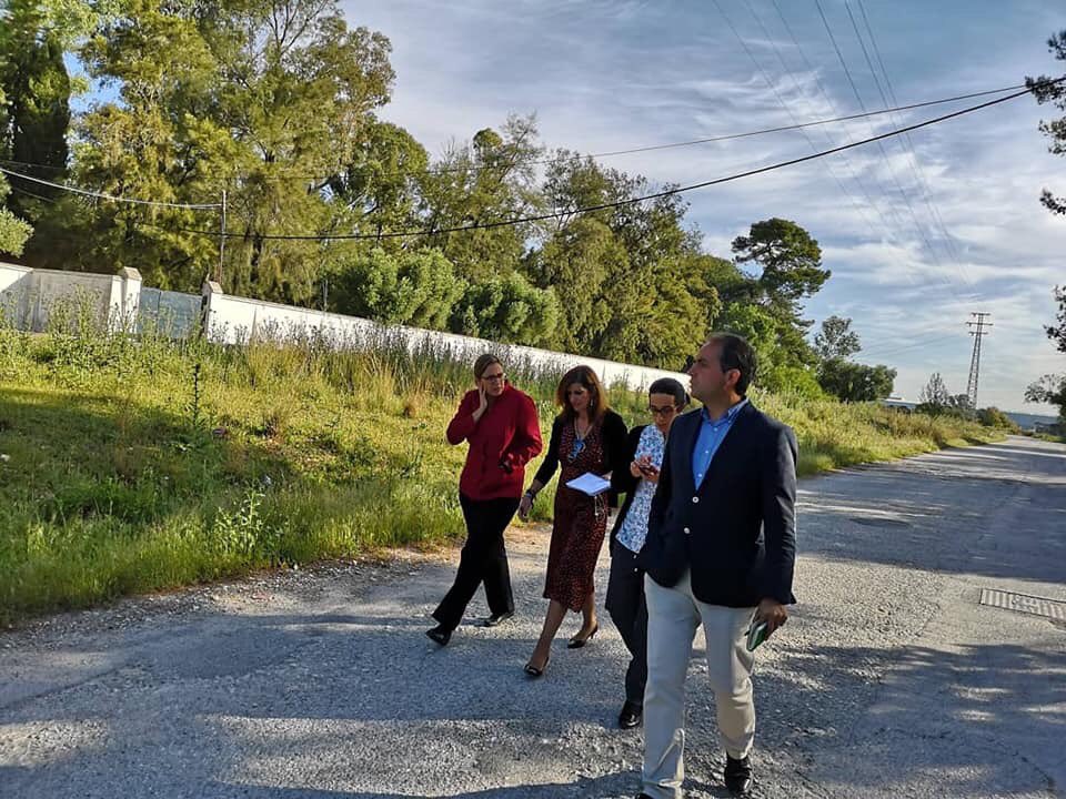 Hoy hemos acudido a la llamada de los cientos de jerezanos que pasan a la semana por Pozo albero.
Una zona llena de abandono, escombros y falta de seguridad.
Trabajamos por ayudarlos