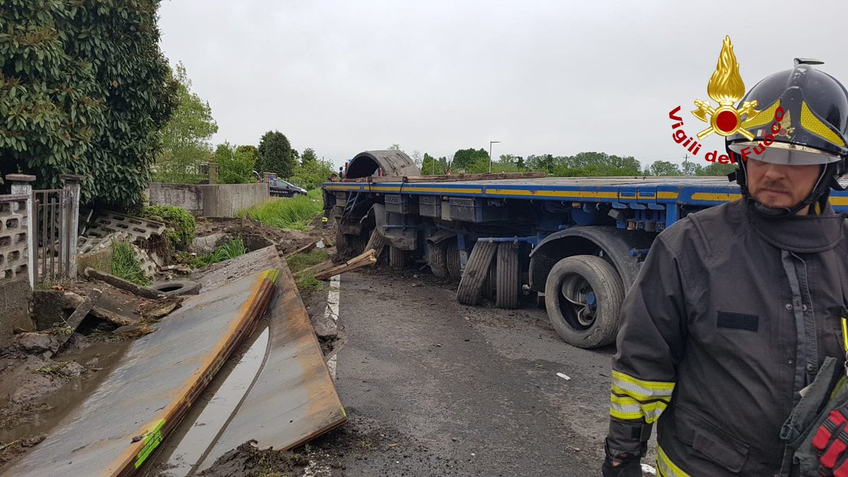 vvfveneto's tweet photo. #29aprile 13:10 #Scorze(VE), trasporto eccezionale perde il carico di lastre di ferro. Intervento #vigilidelfuoco con l'autogrù per liberare la #SR245 Castellana interotta al traffico #soccorsiquotidiani https://t.co/wvjMYHEev0