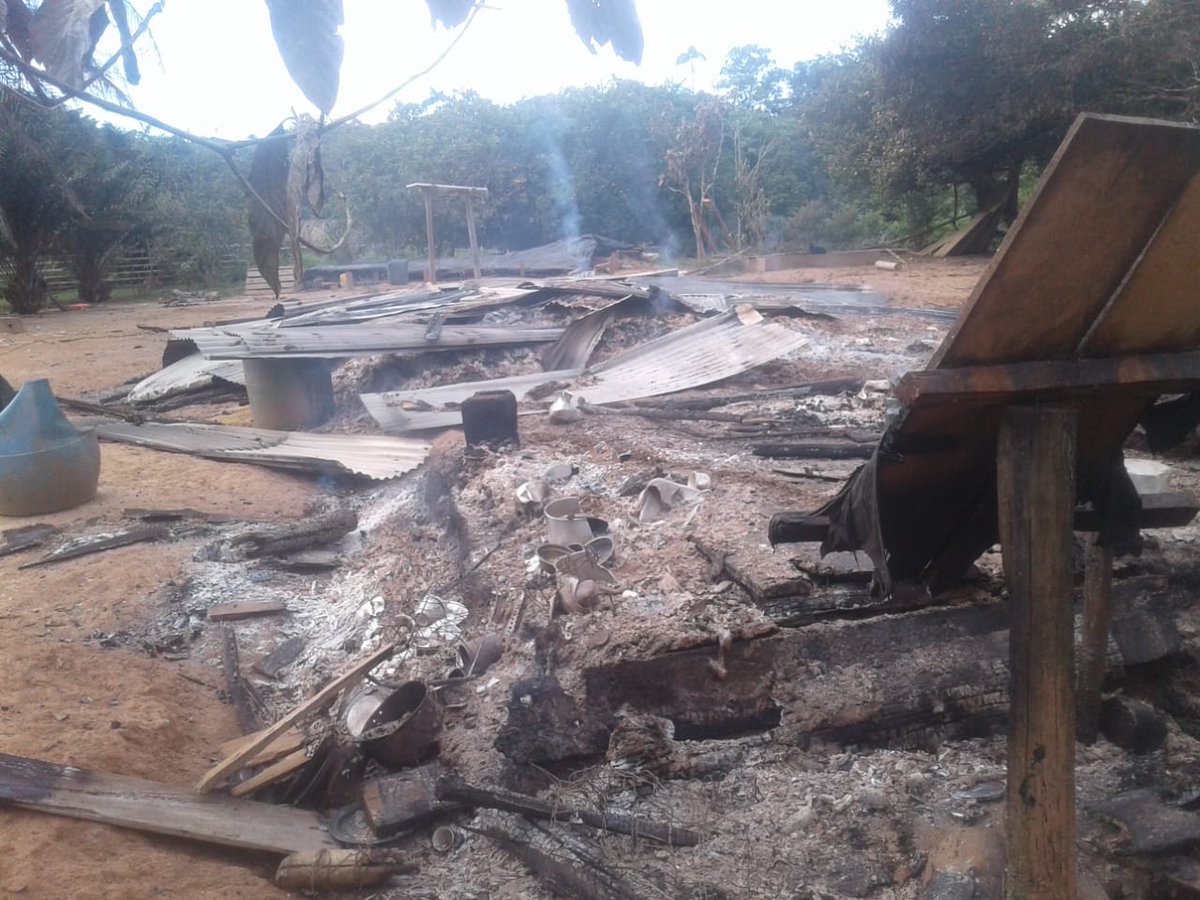 CesarJerezM's tweet photo. Con detenciones de ancianos y niños,quemando casas,dinamitando puentes,despojando y desplazando no se frena deforestación.Los campesinos de los 
 @ParquesColombia presentaron al Gobierno una propuesta de decreto con las soluciones,nunca fueron escuchados https://t.co/PFPb3gioAk https://t.co/GASFAGlzSt