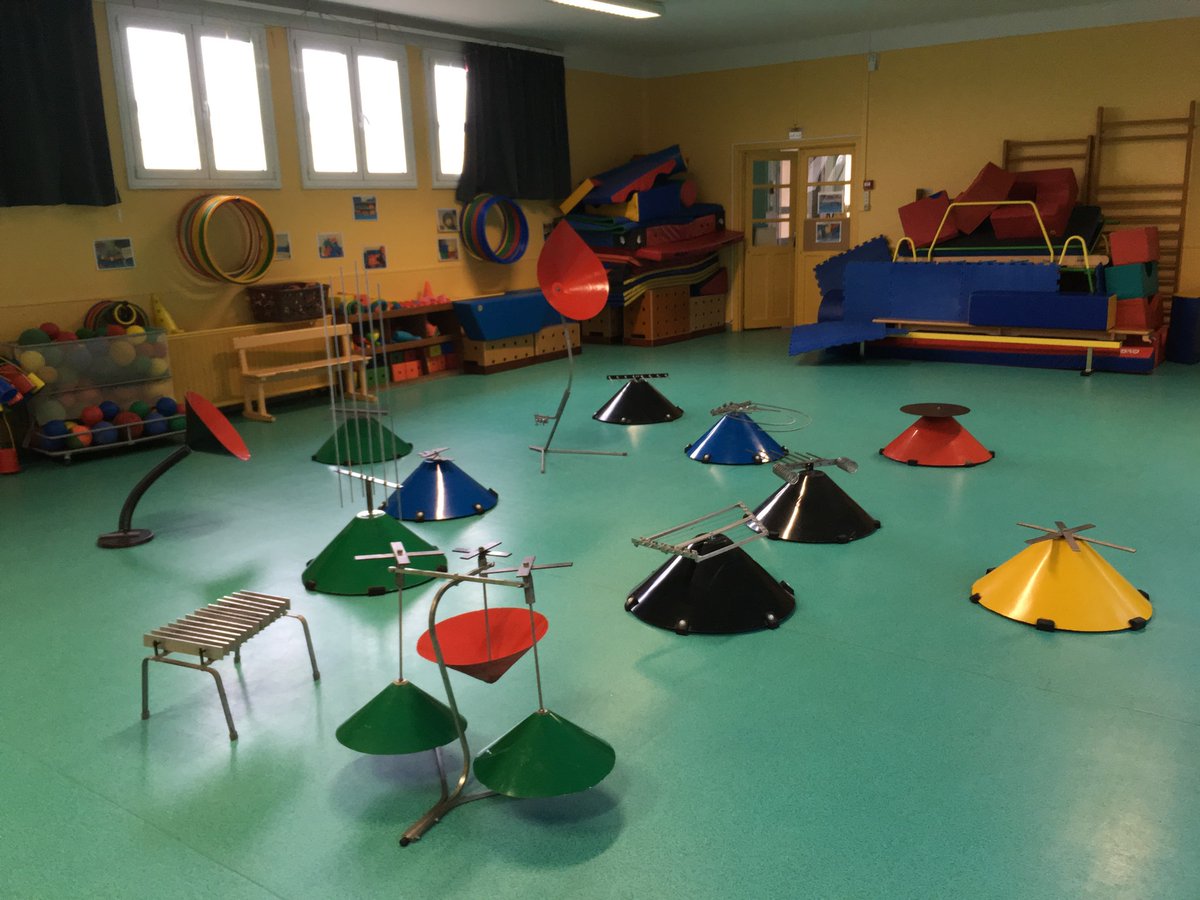 SSB_org's tweet image. Avril 19 : Une école maternelle à Montlhéry (91) s'est tellement régalé avec l'instrumenturium Baschet qu'elle l'a gardé une semaine supplémentaire !!