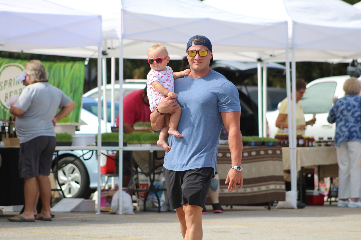 twfarmersmarket's tweet image. Grab your shades and join us at the market this Saturday!  Great produce, great food, great music, great friends!
#grabyourshades #lotsofproduce #TWFarmersMarket #Saturdays8tonoon #EatShopLiveLocal
