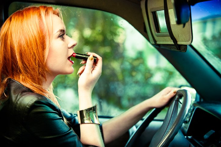 NHTSAgov's tweet photo. Waking up 5 minutes earlier could save your life. Don’t multitask behind the wheel. Distracted driving puts others at risk, too. #JustDrive https://t.co/HsfQAWG2mB