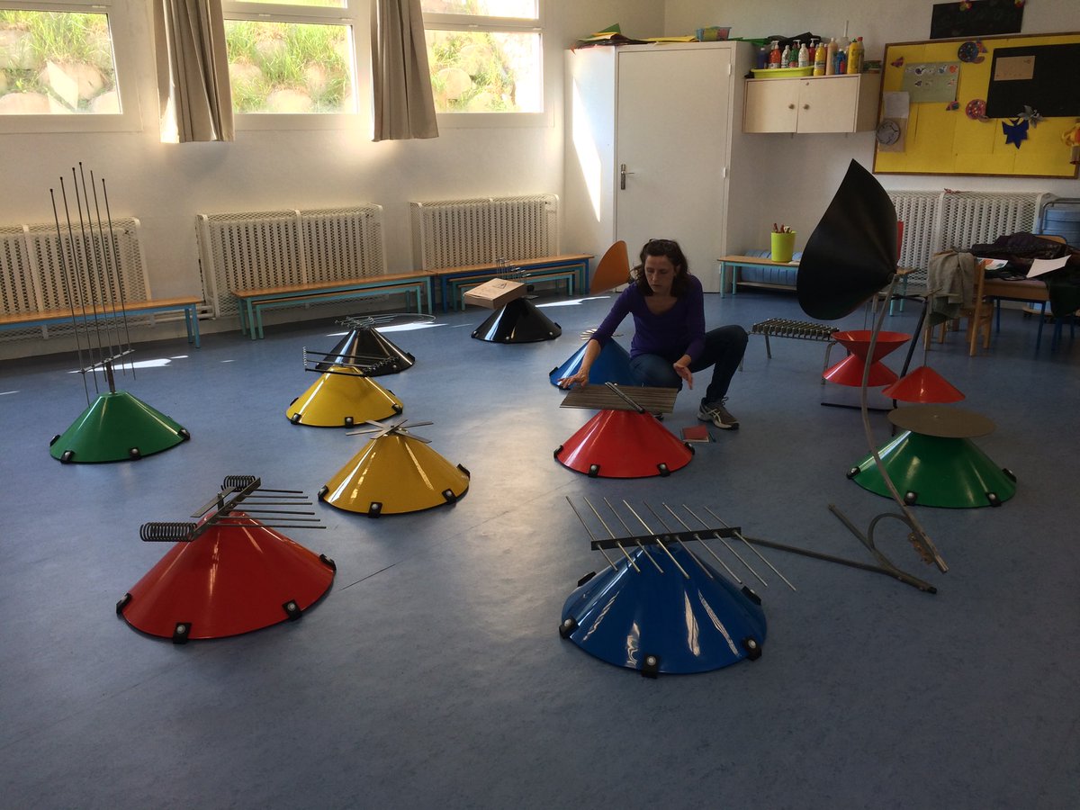 SSB_org's tweet image. Avril 19 : Ann démonte l'instrumentarium Baschet utilisé pendant une semaine par les 5 classes de l'école maternelle de Jules Ferry à Arcueil (Val de Marne). Osons les arts sonores avec @congresageem19 !