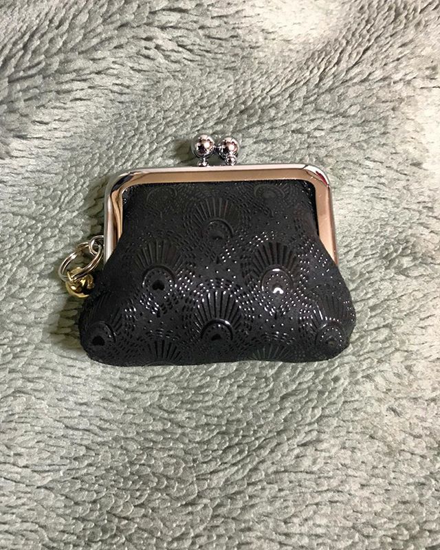 rtprogress's tweet photo. The ring #purse for mobile earphone. @indenya_official #peacockpattern #blackonblack #店長誠に有難うございます https://t.co/emGzkRjyB1 https://t.co/hIObq4c5nr