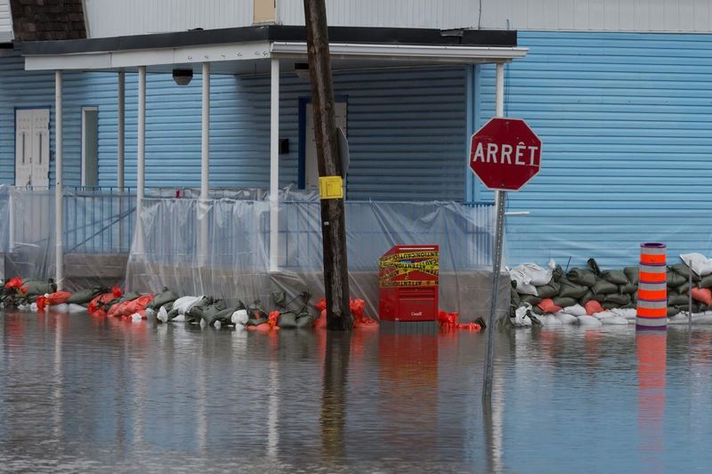 SoniToutdoc's tweet image. Toute  ma sympathie et mes pensées vont aux #sinistrés du Québec. C&apos;est tragique de voir toutes ces familles affectées, plusieurs ont tout perdu.  Heureusement, beaucoup de bénévoles et l&apos;armée travaillent en choeur pour tenter d&apos;aider au maximum. Merci pour votre aide