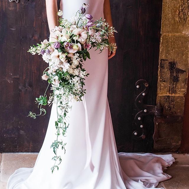 My demo bouquet , I had the most beautiful flowers to work with !!! Thank you @laurie_lavaud for modelling .. #cascadebouquet #frenchfloralclass #emilyfloralclasssabine  #flowerclass#fleuristemariage bit.ly/2ZL3YR5