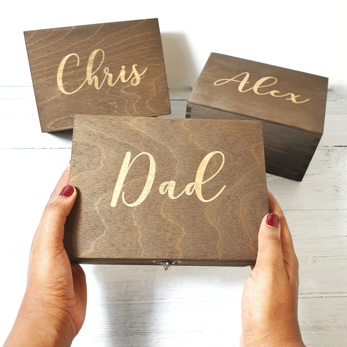 MakeMemento's tweet image. We promised we'd show you the final result, and here they are! 5 gorgeous, Personalised Groomsmen Keepsake Boxes! These solid pine boxes make beautiful, lasting gifts for the Groom's closest family &amp;amp; friends 😍 #weddinginspiration #weddingideas #weddingblogger #weddingtrends