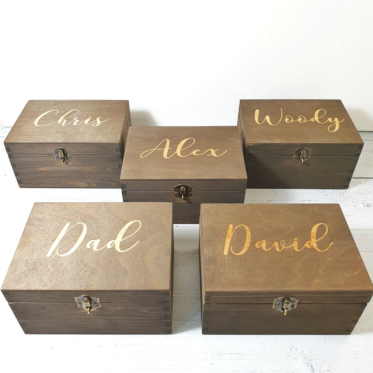 MakeMemento's tweet image. We promised we'd show you the final result, and here they are! 5 gorgeous, Personalised Groomsmen Keepsake Boxes! These solid pine boxes make beautiful, lasting gifts for the Groom's closest family &amp;amp; friends 😍 #weddinginspiration #weddingideas #weddingblogger #weddingtrends