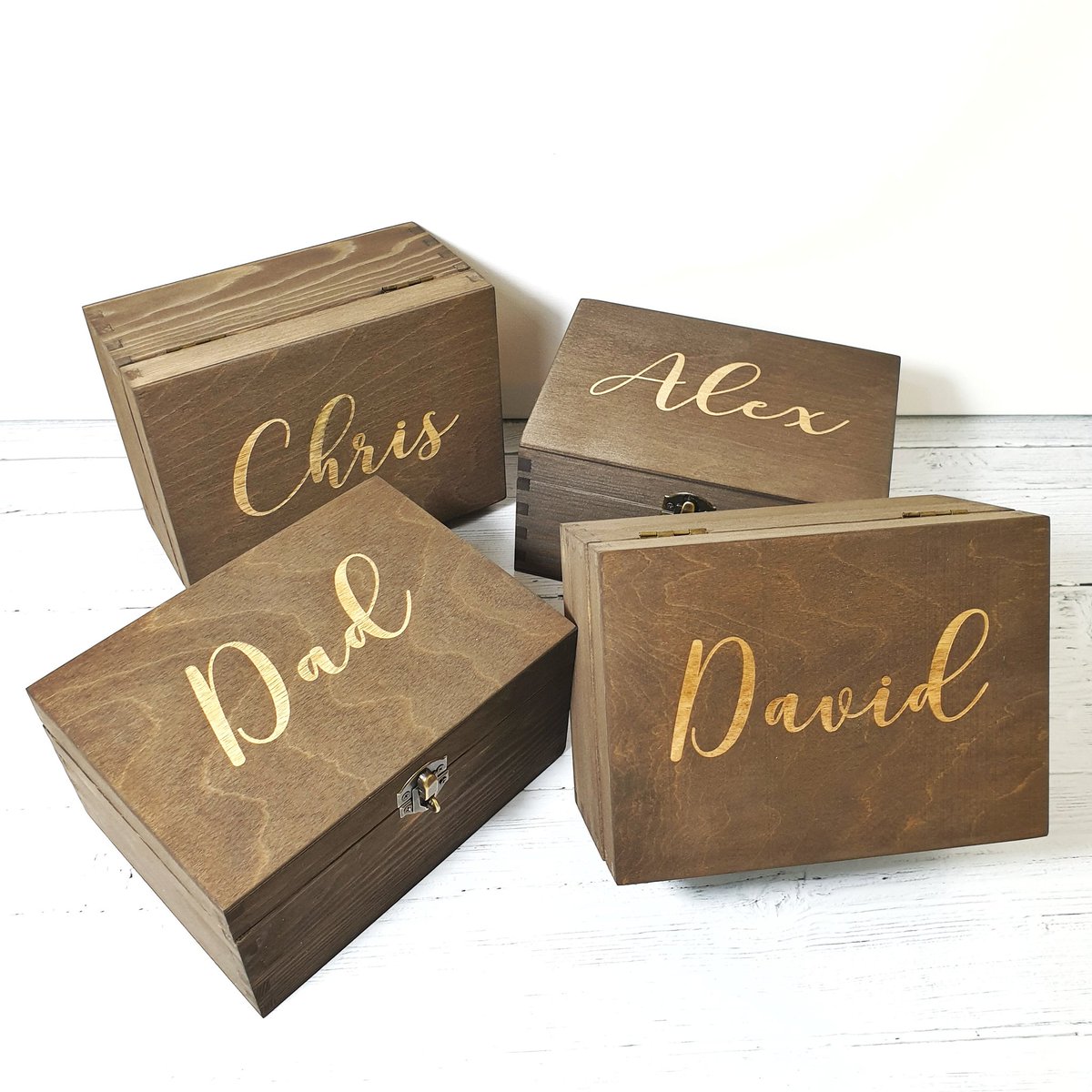 MakeMemento's tweet image. We promised we'd show you the final result, and here they are! 5 gorgeous, Personalised Groomsmen Keepsake Boxes! These solid pine boxes make beautiful, lasting gifts for the Groom's closest family &amp;amp; friends 😍 #weddinginspiration #weddingideas #weddingblogger #weddingtrends