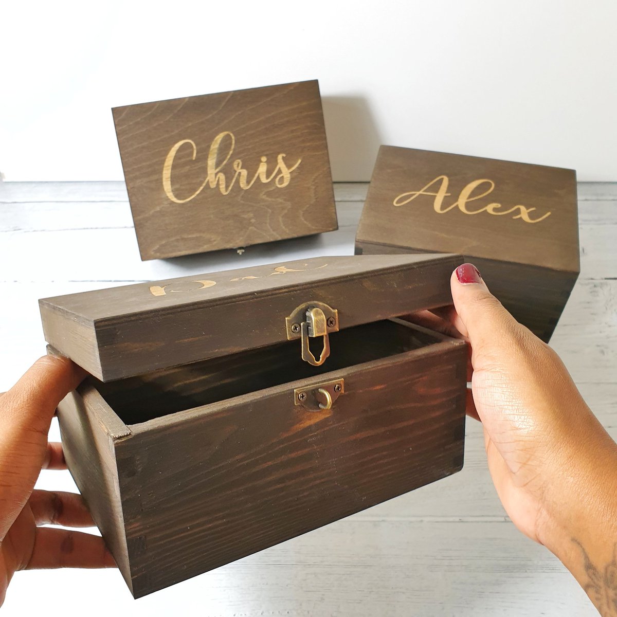 MakeMemento's tweet image. We promised we'd show you the final result, and here they are! 5 gorgeous, Personalised Groomsmen Keepsake Boxes! These solid pine boxes make beautiful, lasting gifts for the Groom's closest family &amp;amp; friends 😍 #weddinginspiration #weddingideas #weddingblogger #weddingtrends
